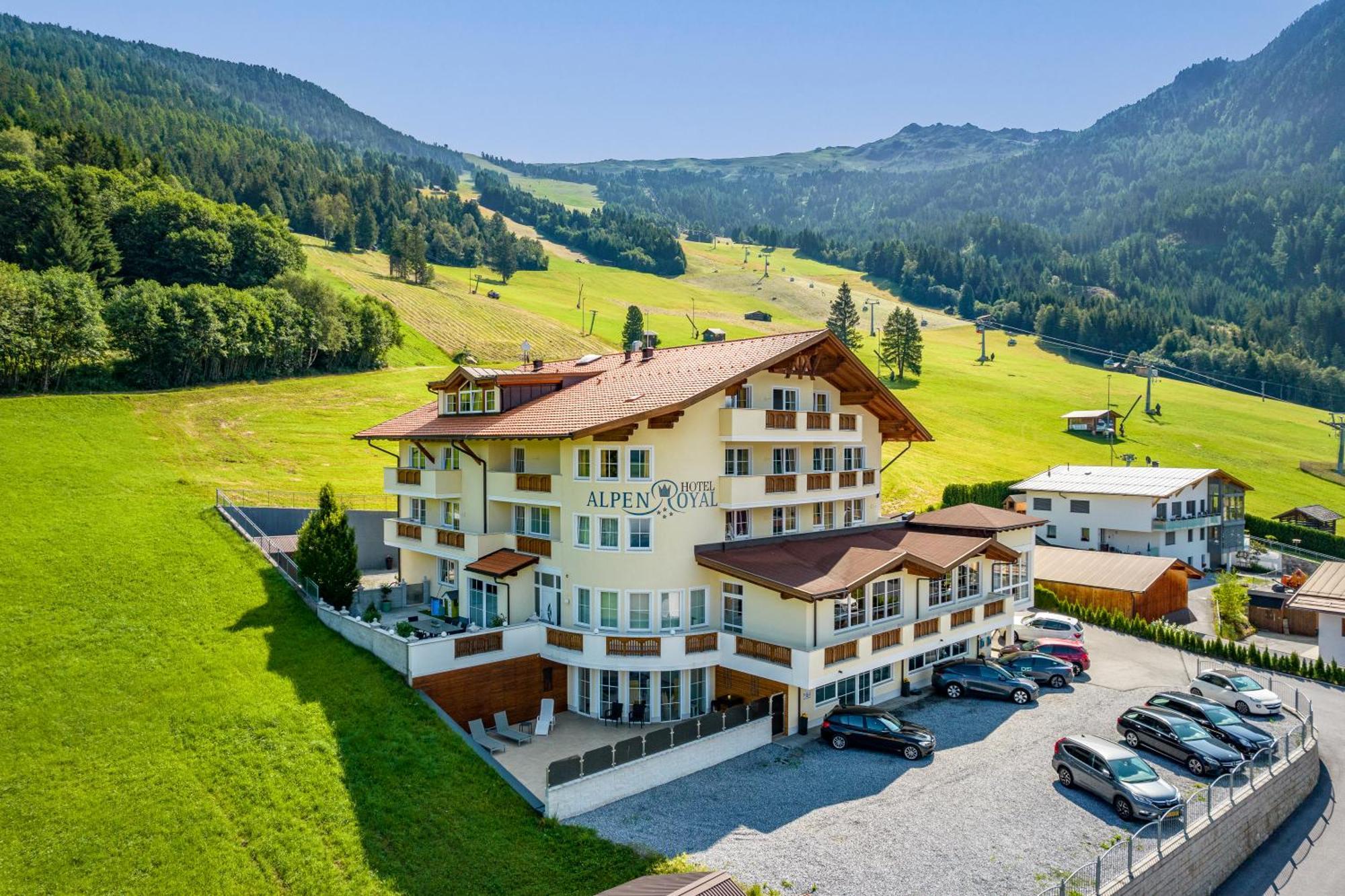 Hotel Alpen-Royal 제르젠스 외부 사진
